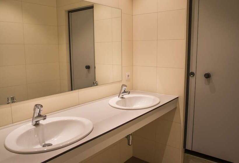 اتاق استاندارد چهار تخته, Generation Europe Youth Hostel