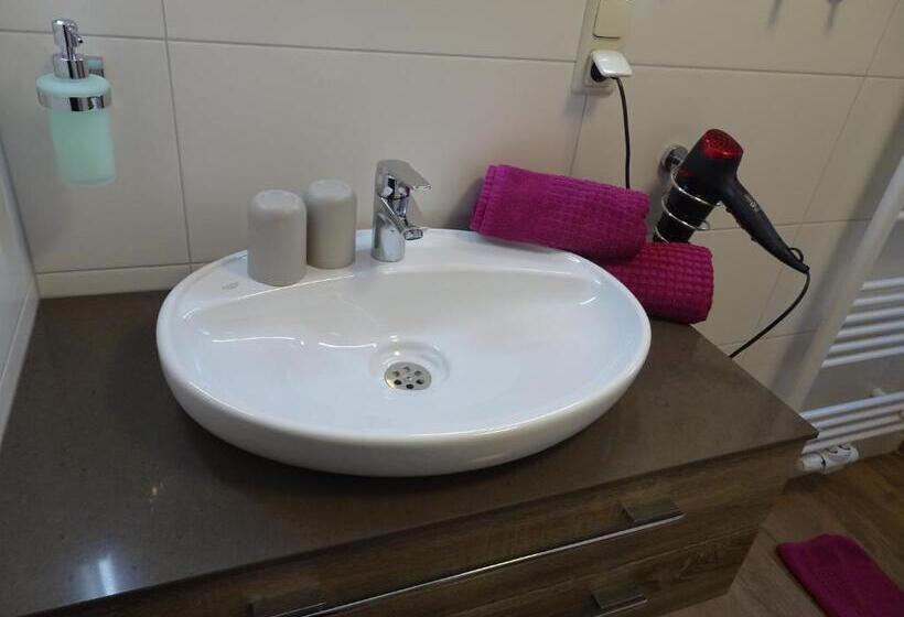 1 Sovrumslägenhet Bottenvåning, Haus Höll Herta