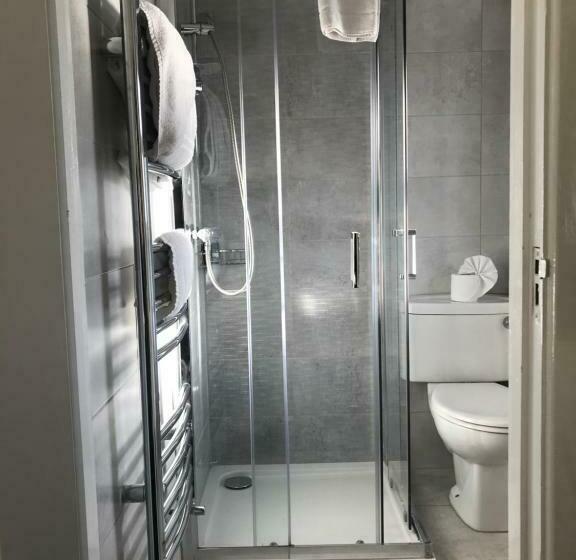 اتاق استاندارد, Maddens Bridge Bar & Guesthouse
