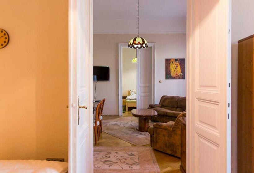 اتاق استاندارد با سرویس بهداشتی مشترک, East Private Rooms