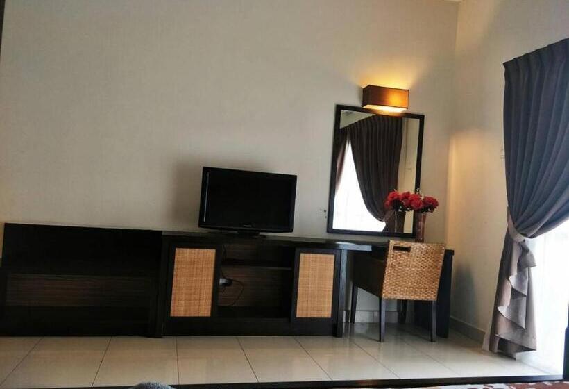 Студио Стандарт Вид на Бассейн, Lala House, Gold Coast Morib Resort