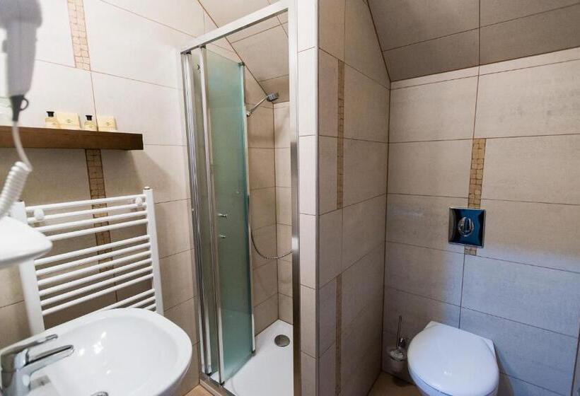 חדר סטנדרט לשלושה, Fürdőház