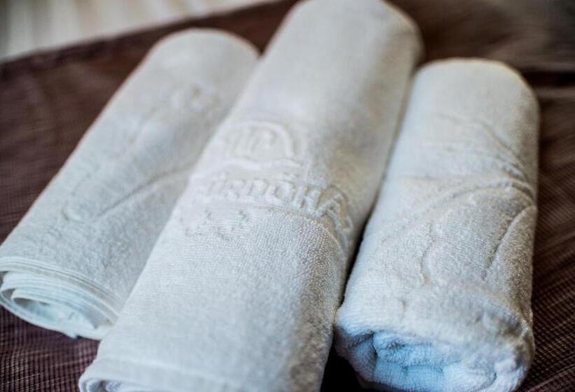 חדר סטנדרט לשלושה, Fürdőház