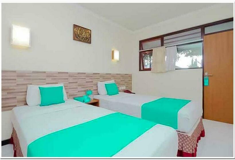 Номер Deluxe, Lestari Near Lippo Plaza Mall Jember Mitra Reddoorz