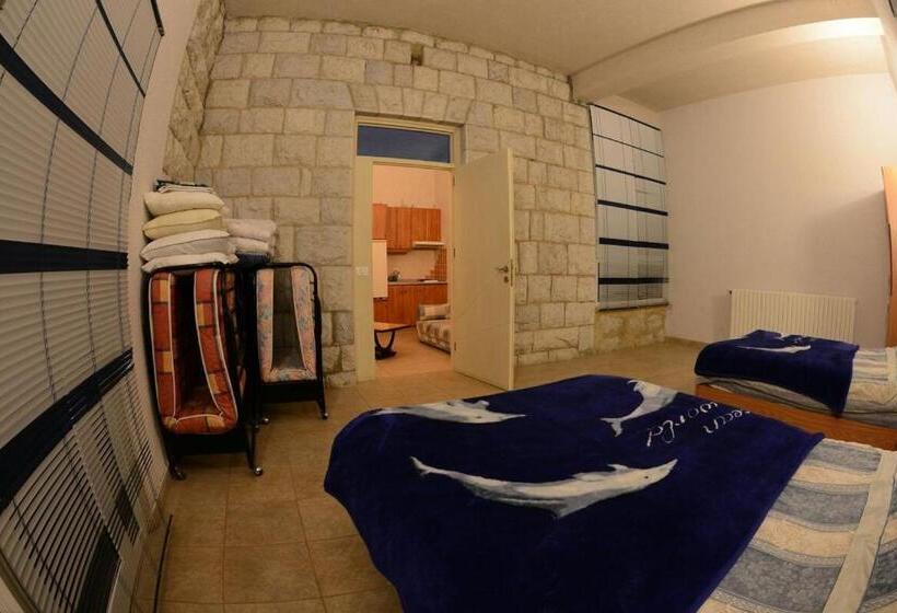 اتاق سه‌نفرۀ استاندارد با سرویس بهداشتی بیرون از اتاق, Bauhaus Motel
