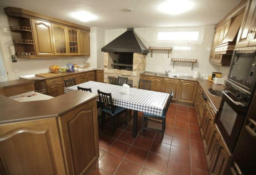 Кровать в Общей Комнате, Gijon Surf Hostel