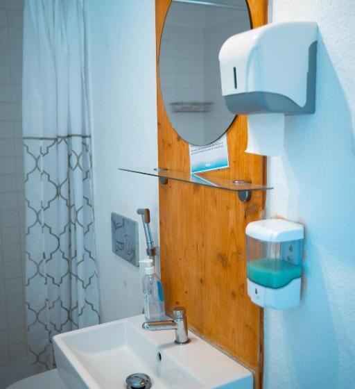 Quarto Estandar Banheiro Compartilhado, Wax Hostel