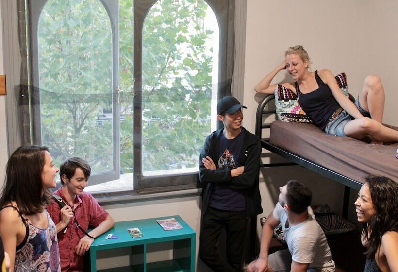 מיטה בחדר משותף, Britannia On William