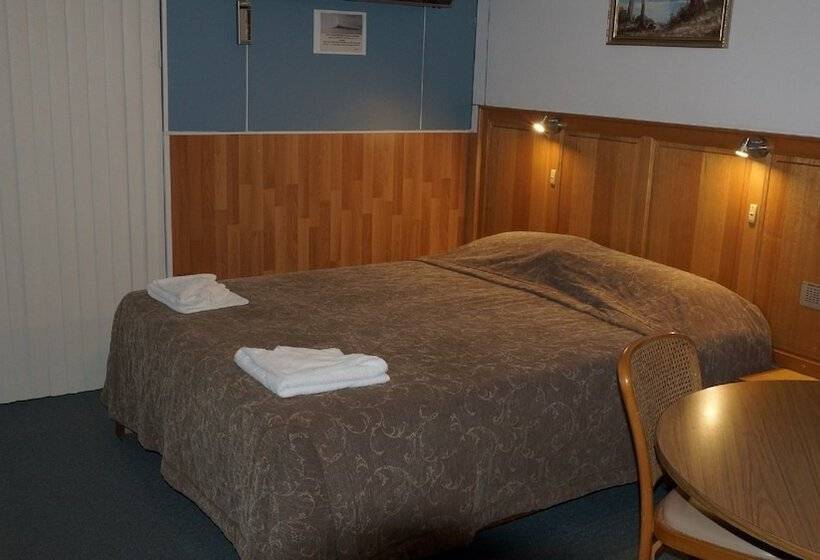 패밀리 룸, Golden Leaf Motel