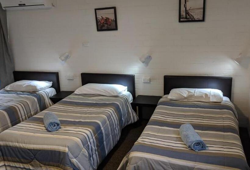 Семейный Номер, Harrington Village Motel