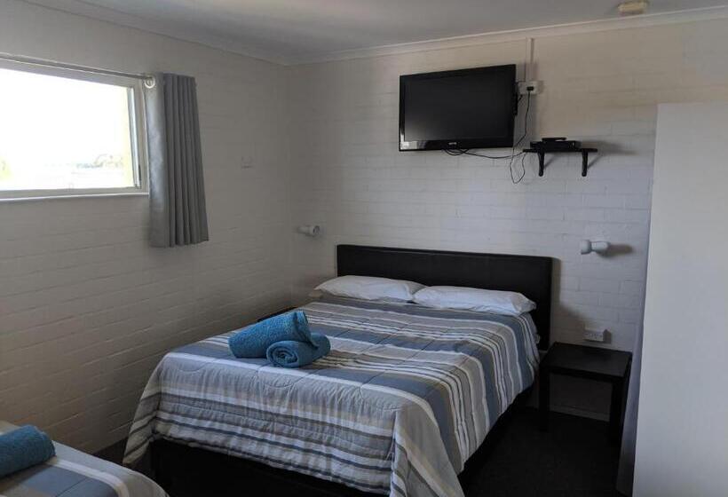 Семейный Номер, Harrington Village Motel