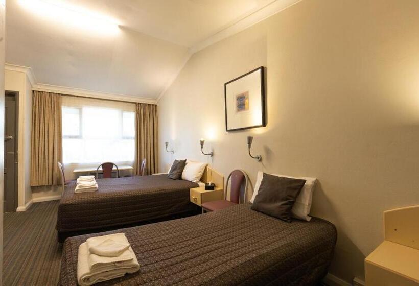 패밀리 룸, Mittagong Motel