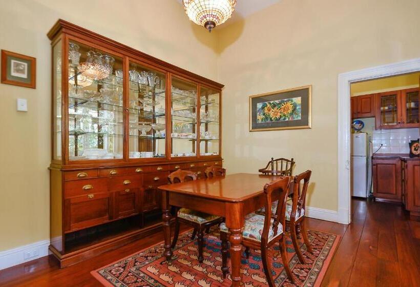 스탠다드 트리픔 룸 공동욕실, Ford House Bed & Breakfast