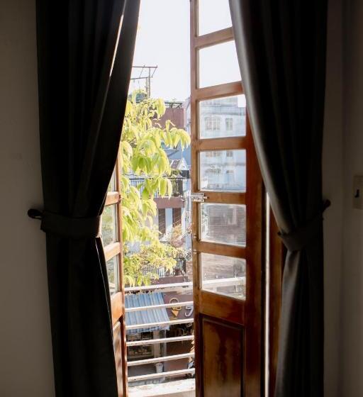 اتاق استاندارد با بالکن, Golden Guesthouse