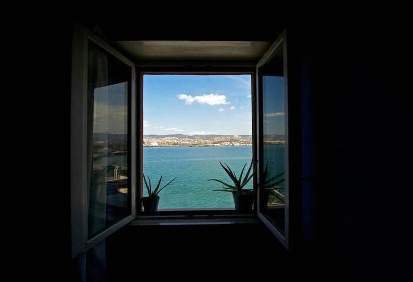 غرفة قياسية مطلّة علي البحر, La Bussola