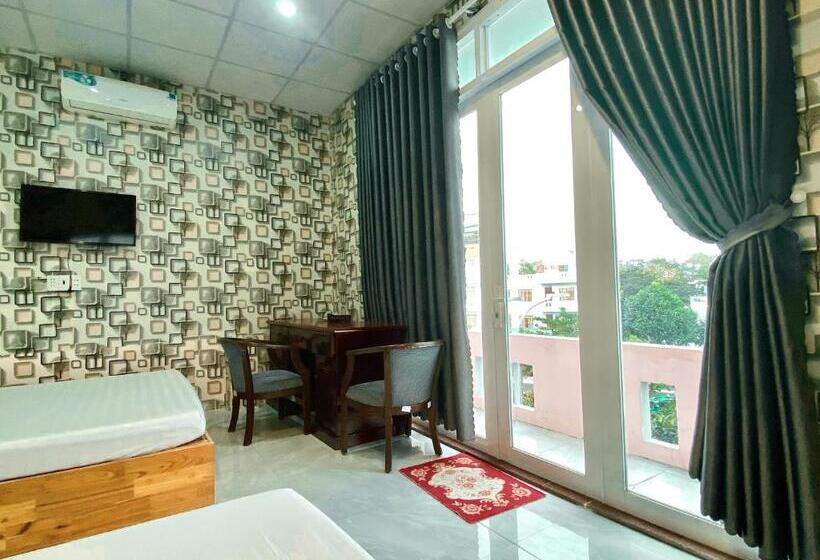 اتاق استاندارد چهارنفره با بالکن, Khách Sạn Hằng Trang