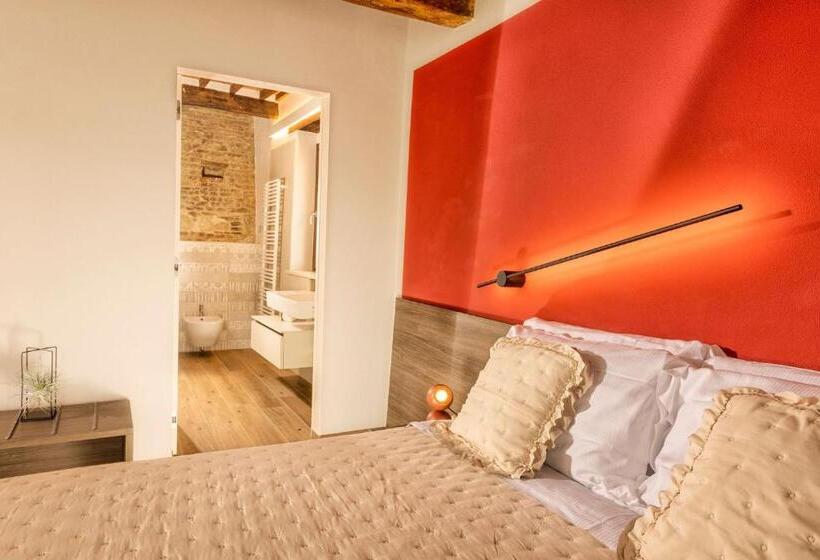 デラックスルーム, Palazzo Falcinelli Luxury Room In Montepulciano Center With Elevator