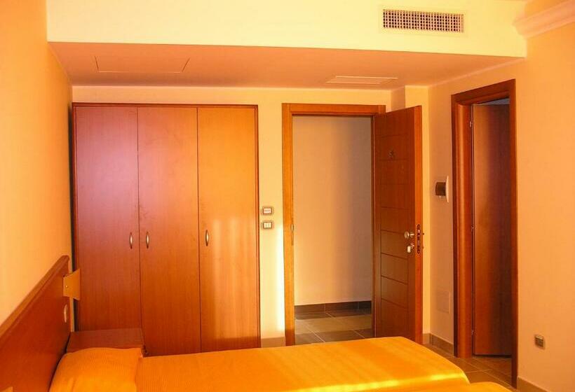 غرفة قياسية ثلاثية, Sette E Mezzo