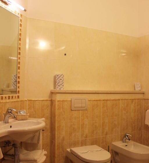 غرفة قياسية ثلاثية, Sette E Mezzo