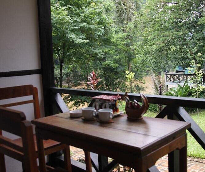 발코니가 있는 스탠다드 방갈로, Phaxang Resort Nong Khiaw