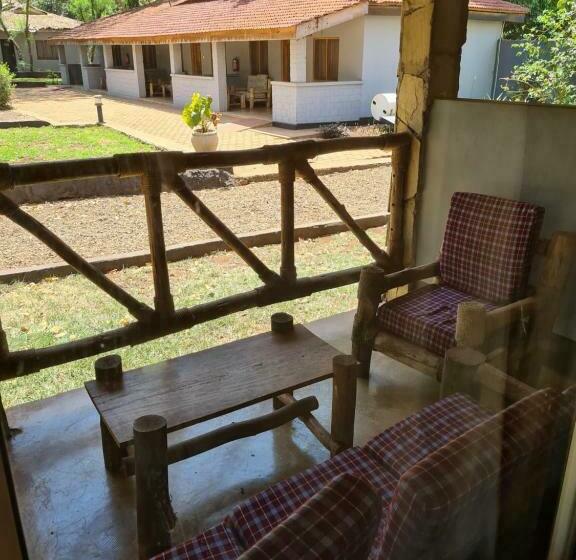 اتاق خانوادگی, Honey Badger Lodge