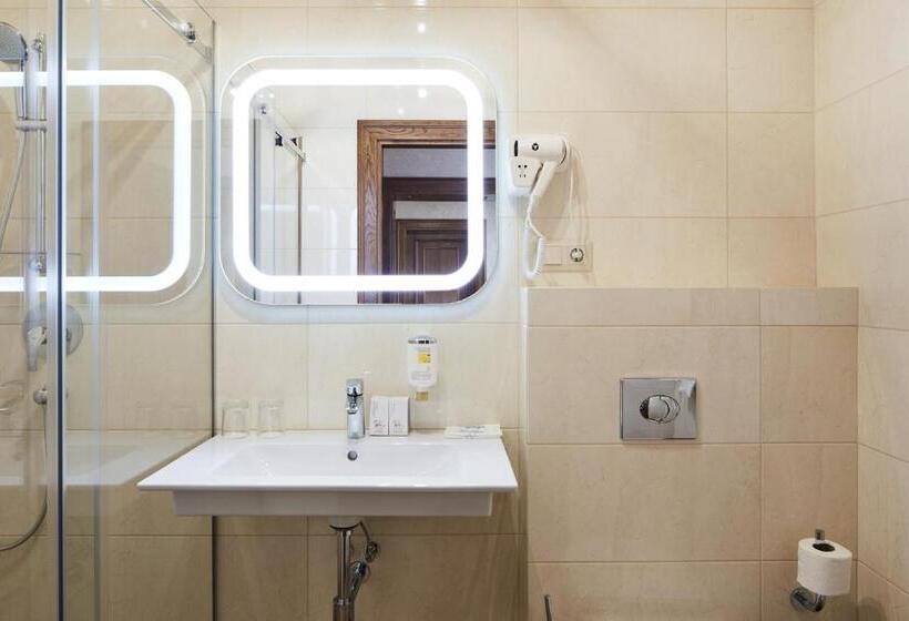 غرفة قياسية ثلاثية, Ganz & Spa