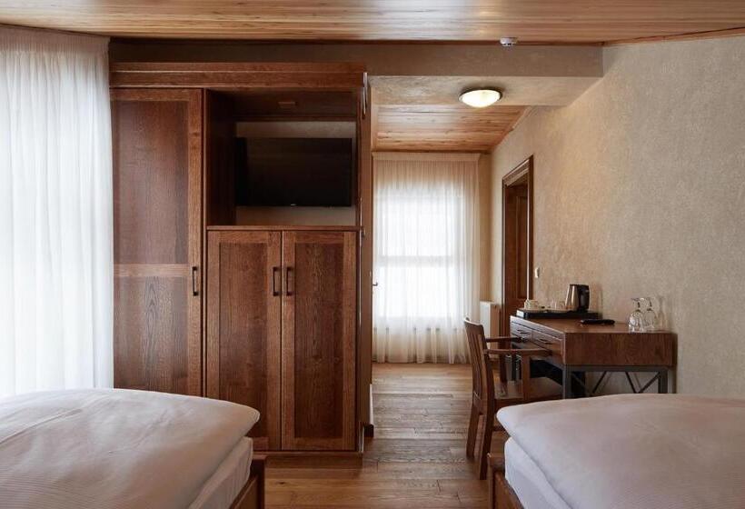 غرفة قياسية ثلاثية, Ganz & Spa