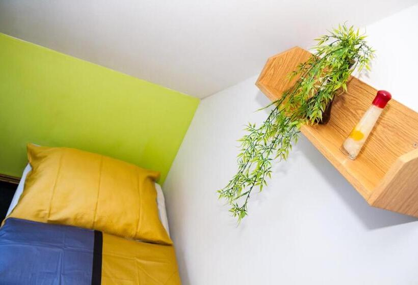 חדר סטנדרטי לארבעה עם חדר אמבטיה משותף, Turisticka Ubytovna Cakle