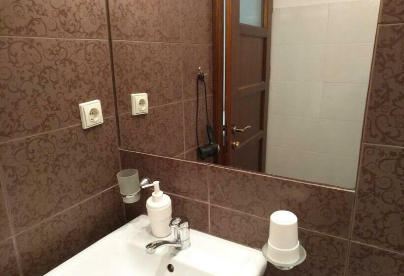 اتاق اکونومی, Hostel Lux