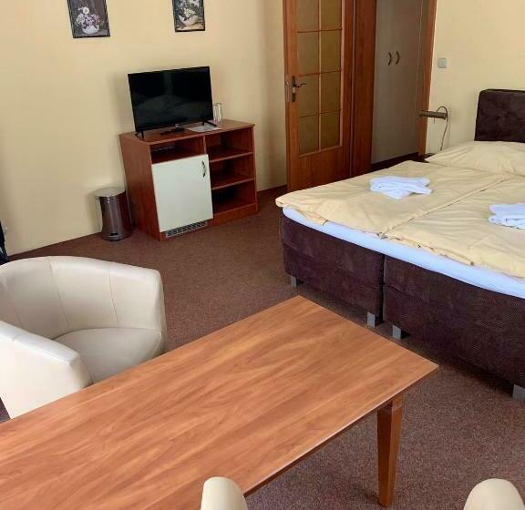 חדר סטנדרט לשלושה, Loucky