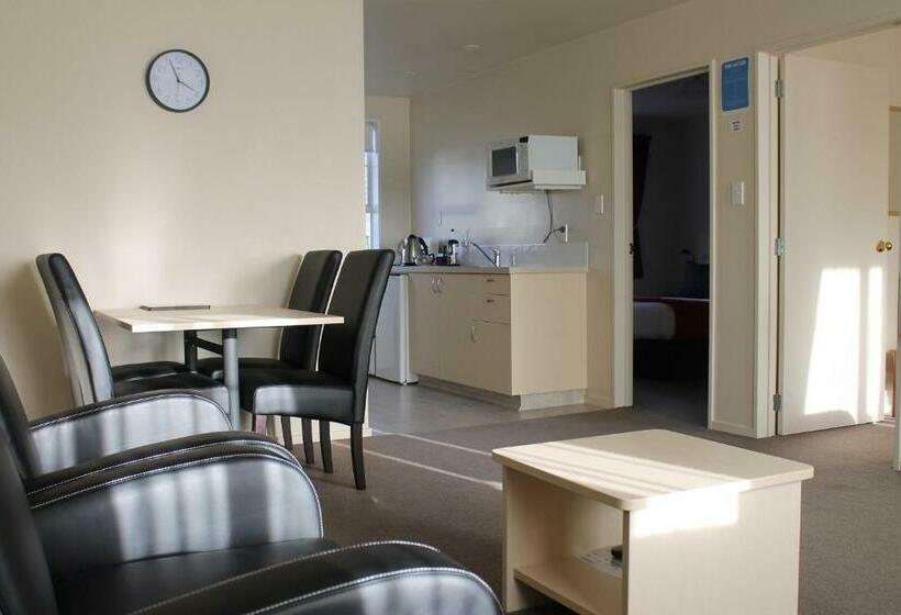 דירת משפחה, Alpine Rose Motel