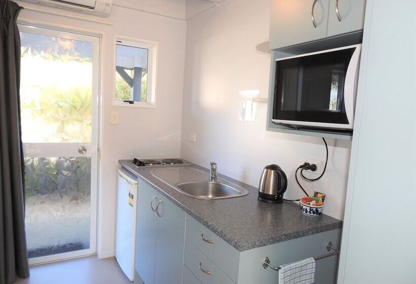 Студия Стандарт, Collingwood Park Motel