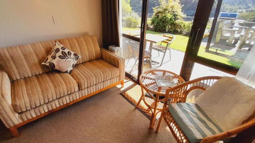 استودیوی استاندارد, Waterfalls Estate   Motel & Campground