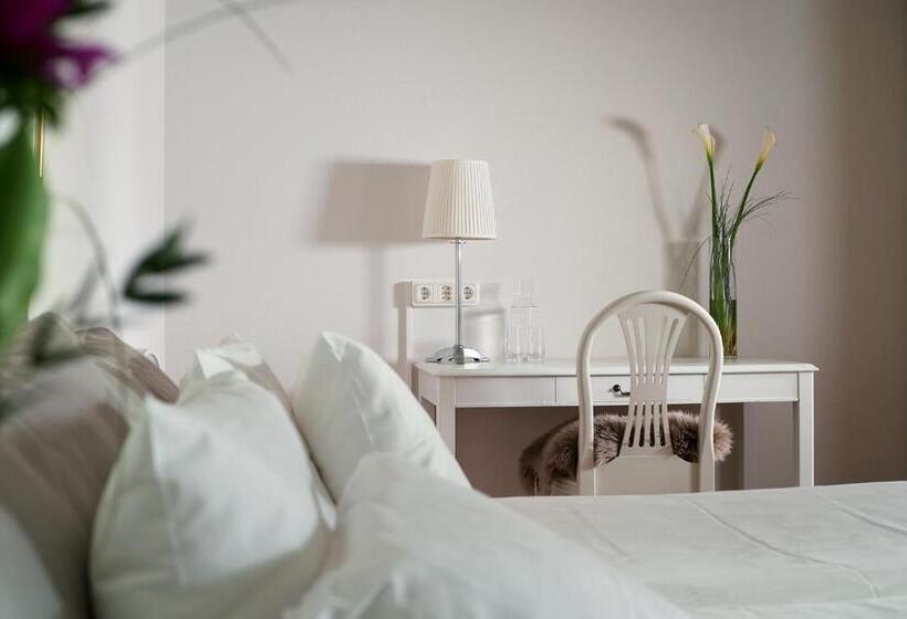 Номер Стандарт Вид на Сад, Kiviks Hotell