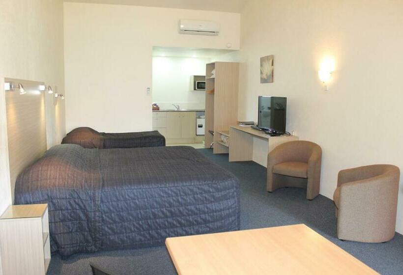 استودیوی استاندارد, Captains Quarters Motor Inn