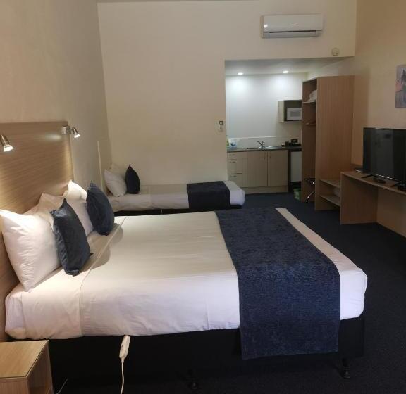 استودیوی استاندارد, Captains Quarters Motor Inn