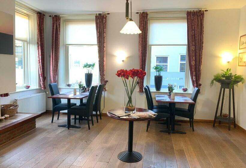 غرفة قياسية ثلاثية, Het Gemeentehuis Uithuizen