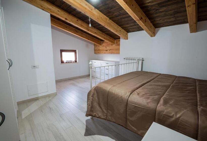 اتاق لوکس, Roberta House