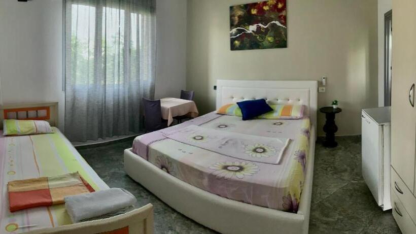 חדר קלאסי לשלושה, Serenade Beach
