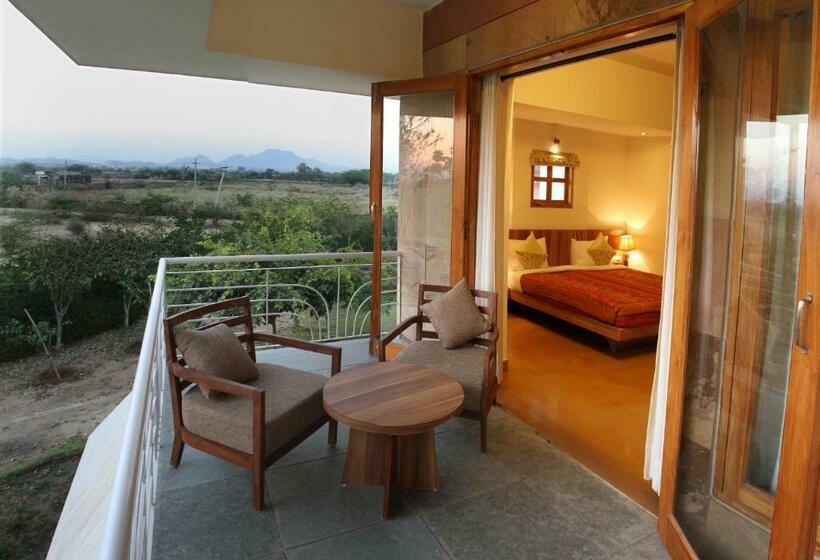 اتاق لوکس با بالکن, The Chitvan Resort