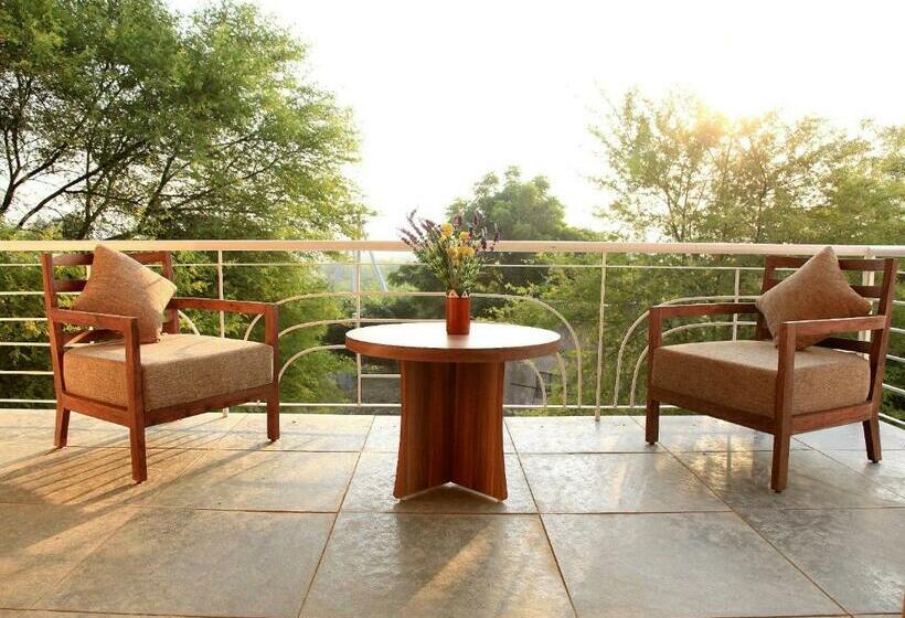 اتاق لوکس با بالکن, The Chitvan Resort