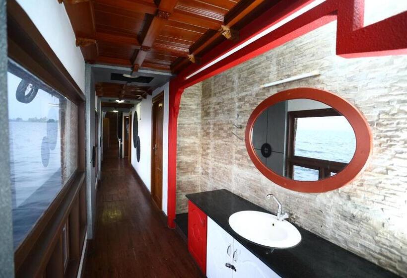Family Suite, Sreekrishna Houseboat   Vaccinated Staff