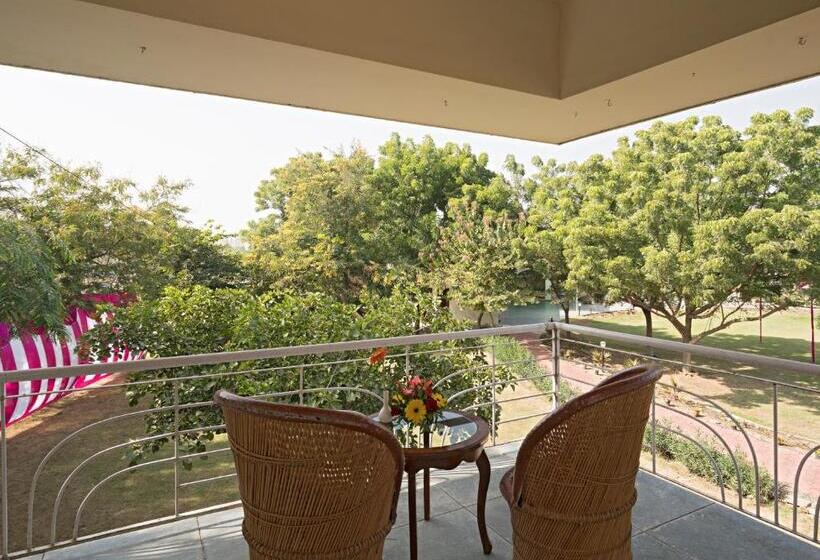 اتاق لوکس با بالکن, The Chitvan Resort