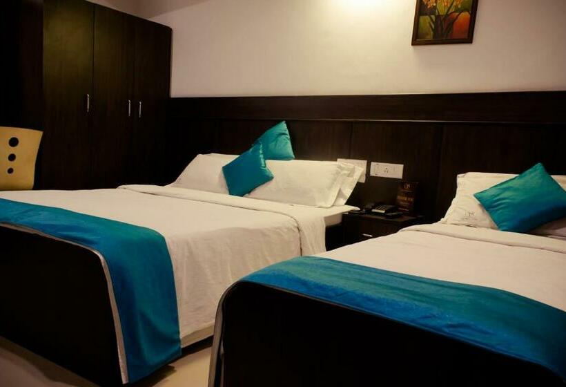 غرفة قياسية ثلاثية, The Signature Inn