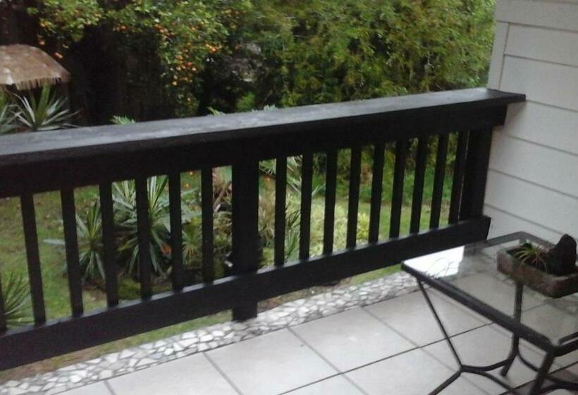 استودیو خانوادگی, Shaka Shak Guest House