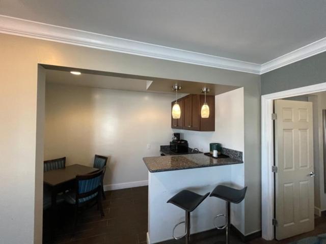 스탠다드 스튜디오, Hi View Inn & Suites