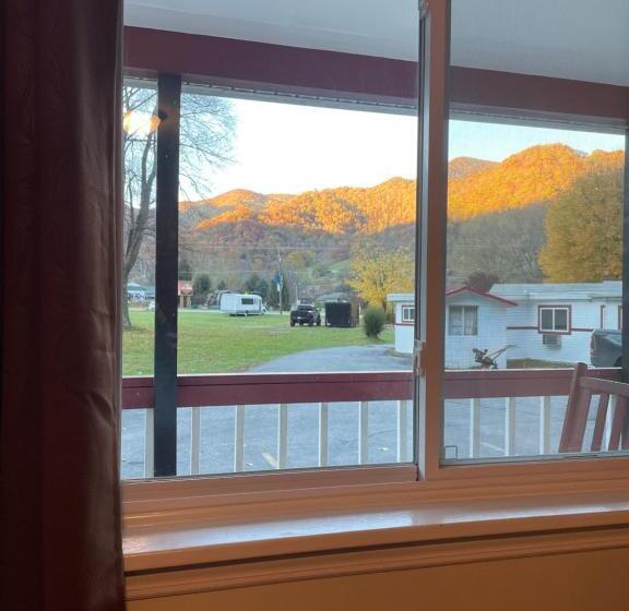 اتاق خانوادگی, A Holiday Motel   Maggie Valley