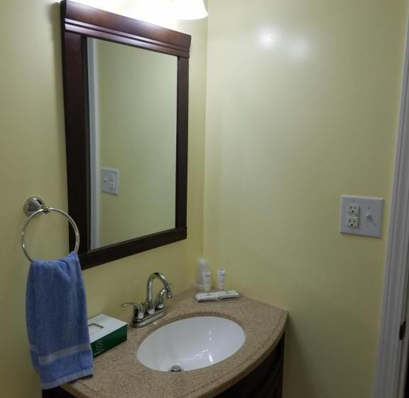 Семейный Номер, A Holiday Motel   Maggie Valley