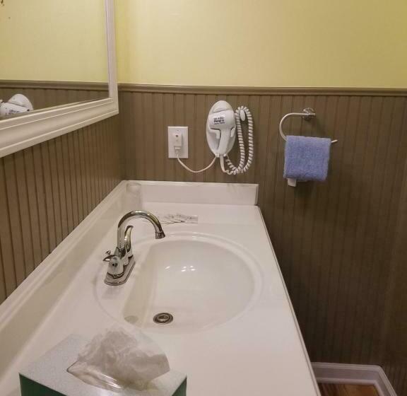 Номер Стандарт 2 Двуспальные Кровати, A Holiday Motel   Maggie Valley