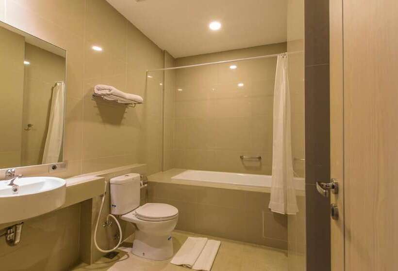 Номер Deluxe, Sparks Odeon Sukabumi   Artotel Curated